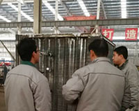 某公司驗收員來華油飛達容器車間驗收產(chǎn)品